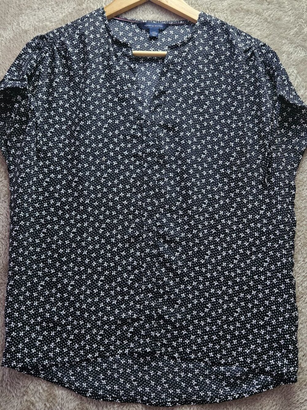 Tommy Hilfiger Floral Print Blouse with a Notch Neckline Short Sleeves Size XXS